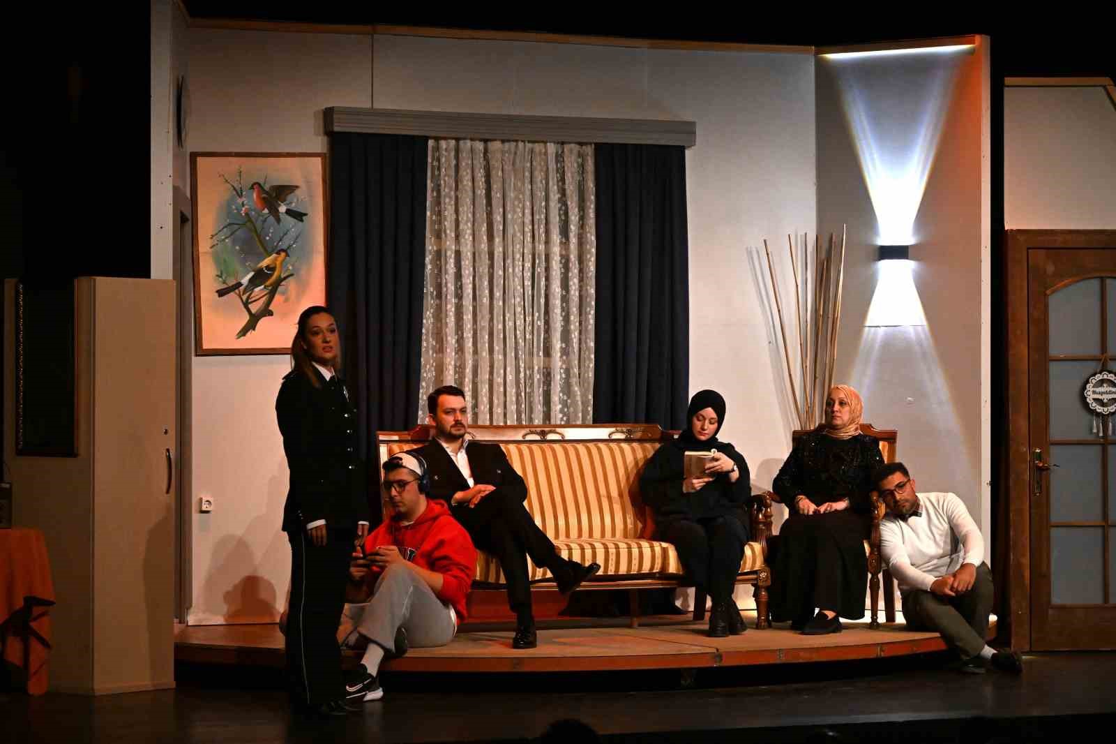 "Yarınlara geç kalmadan" ayakta alkışlandı
"Yarınlara geç kalmadan" ayakta alkışlandı