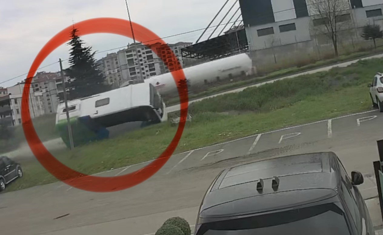 Yarışmadan dönen öğrencileri taşıyan aracın kaza anı güvenlik kamerasına yansıdı
