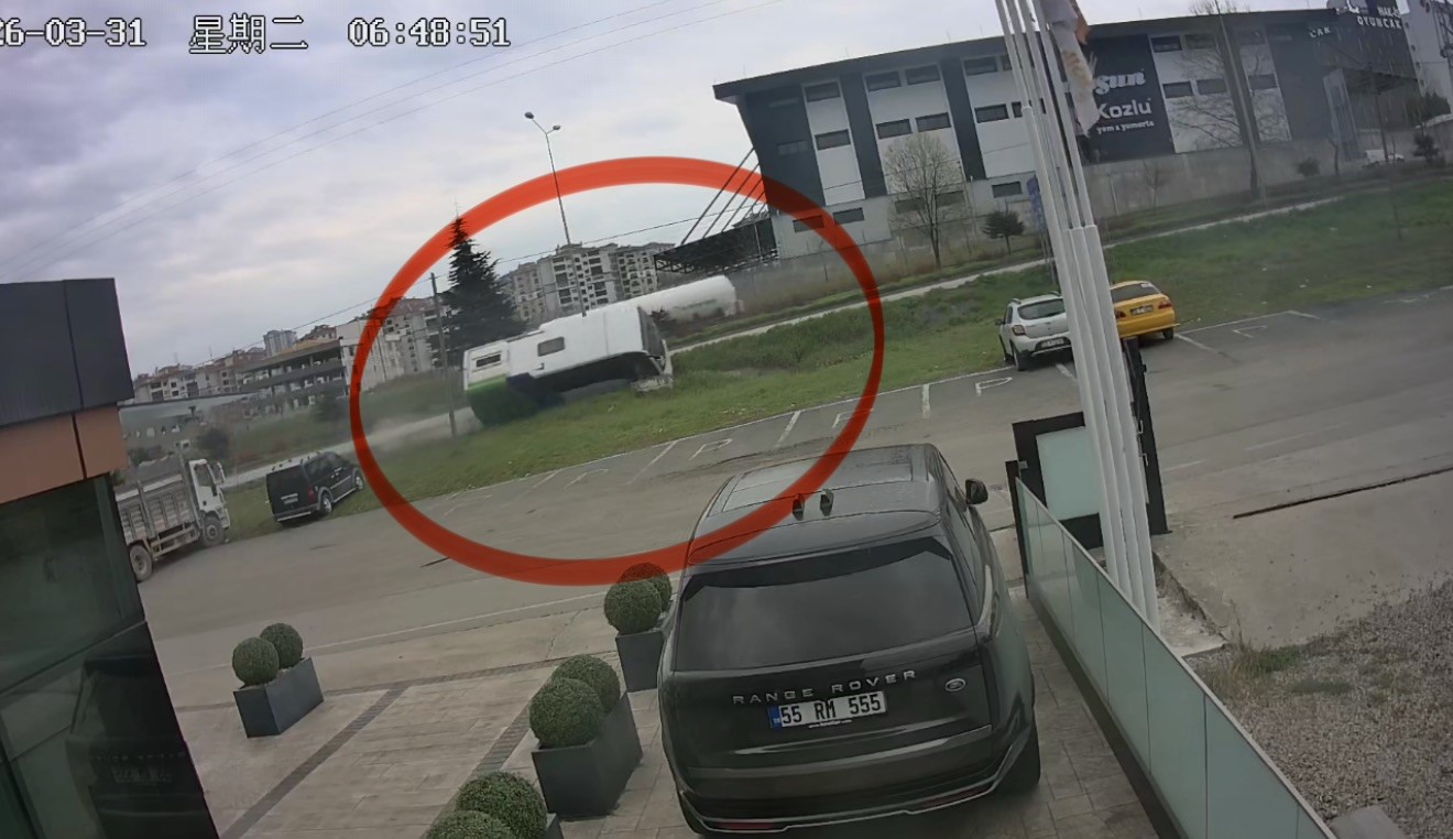Yarışmadan dönen öğrencileri taşıyan aracın kaza anı güvenlik kamerasına yansıdı

