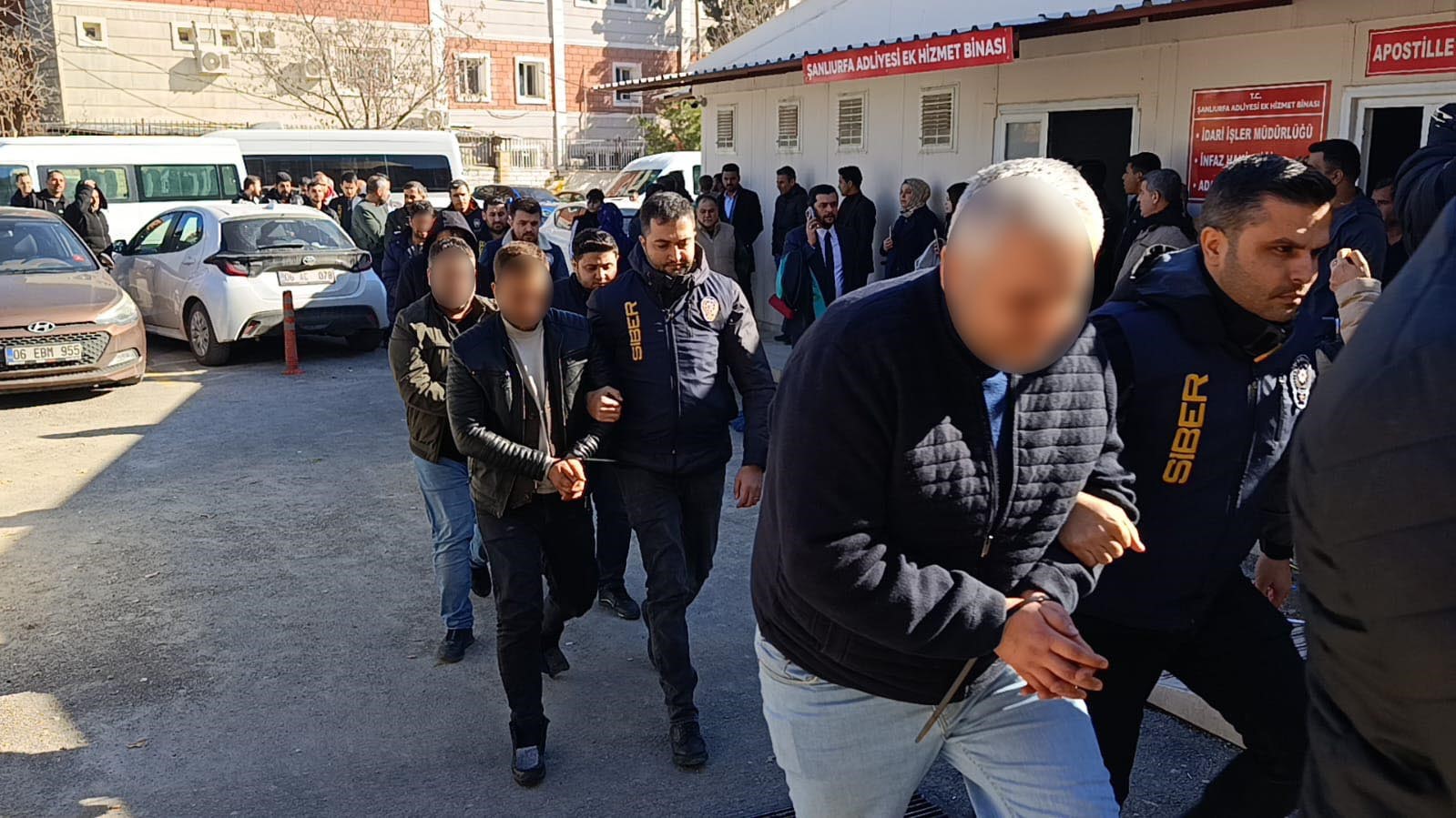 Yasa dışı bahis operasyonunda gözaltına alınan 28 zanlı adliyeye sevk edildi
