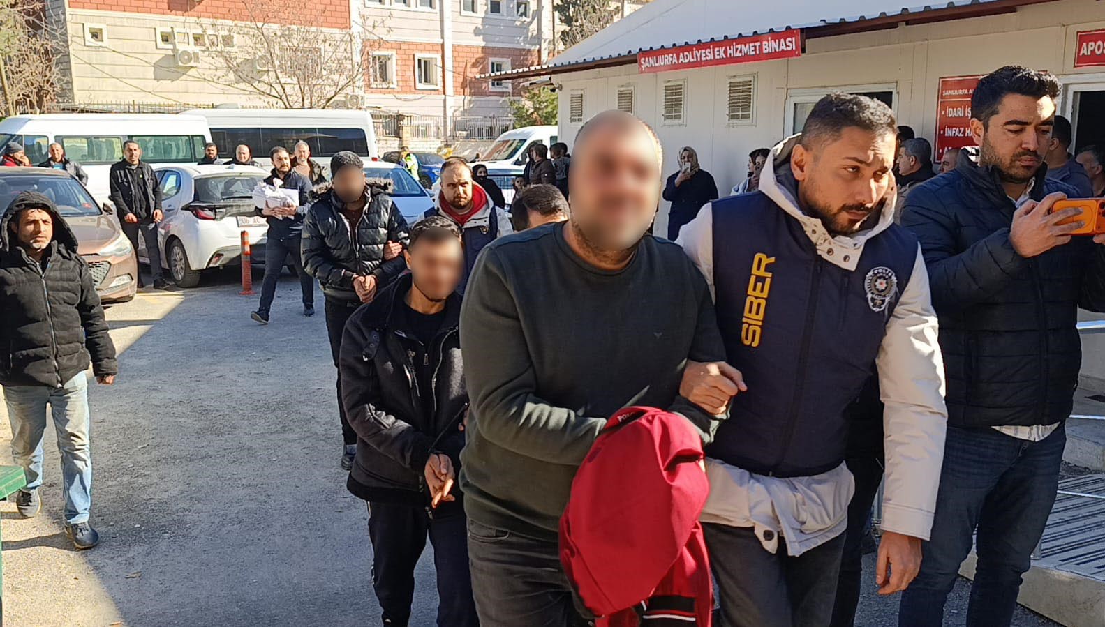 Yasa dışı bahis operasyonunda gözaltına alınan 28 zanlı adliyeye sevk edildi

