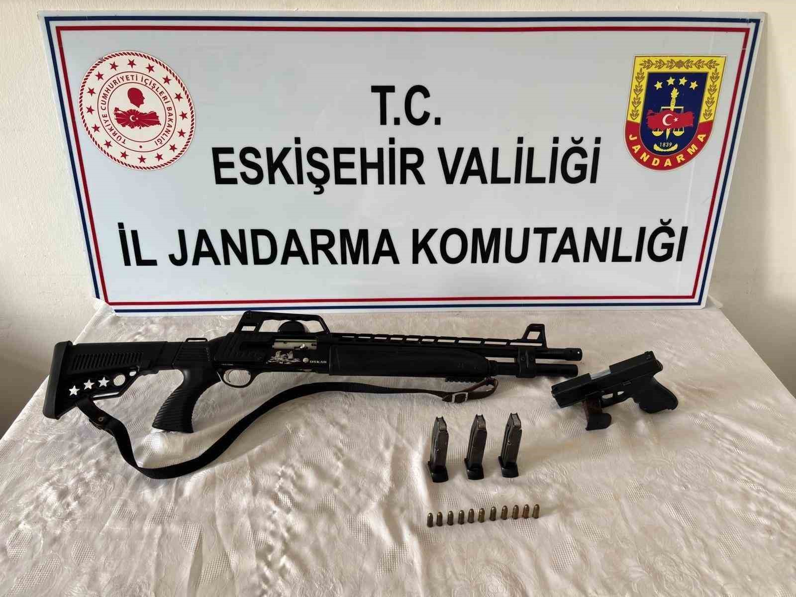 Yasa dışı silah ticareti yapan şahıs jandarmadan kaçamadı
