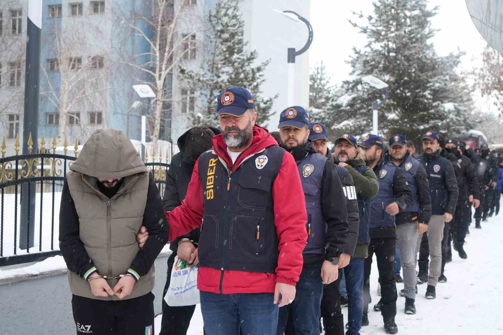 Yasal araç kiralama web sitesi kurarak vatandaşları dolandırdılar
