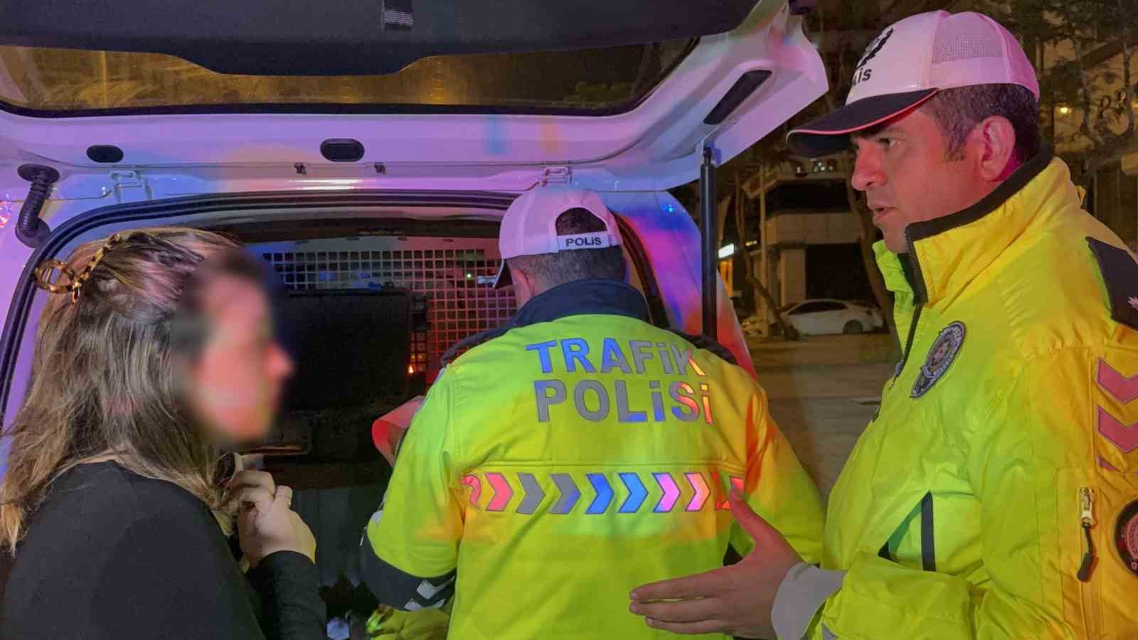 Yasal sınırın üstünde alkollü çıkan aday sürücünün ehliyeti iptal edildi, "Beni çekmeyin avukatım" diyerek kendini savundu
