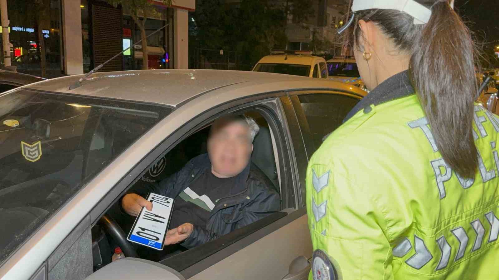 Yasal sınırın üstünde alkollü çıkan aday sürücünün ehliyeti iptal edildi, "Beni çekmeyin avukatım" diyerek kendini savundu
