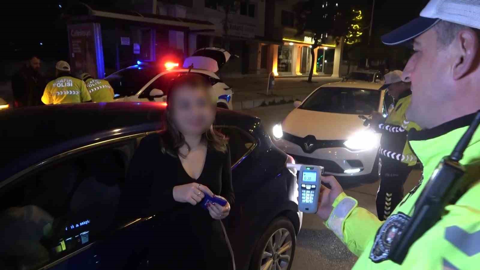 Yasal sınırın üstünde alkollü çıkan aday sürücünün ehliyeti iptal edildi, "Beni çekmeyin avukatım" diyerek kendini savundu
