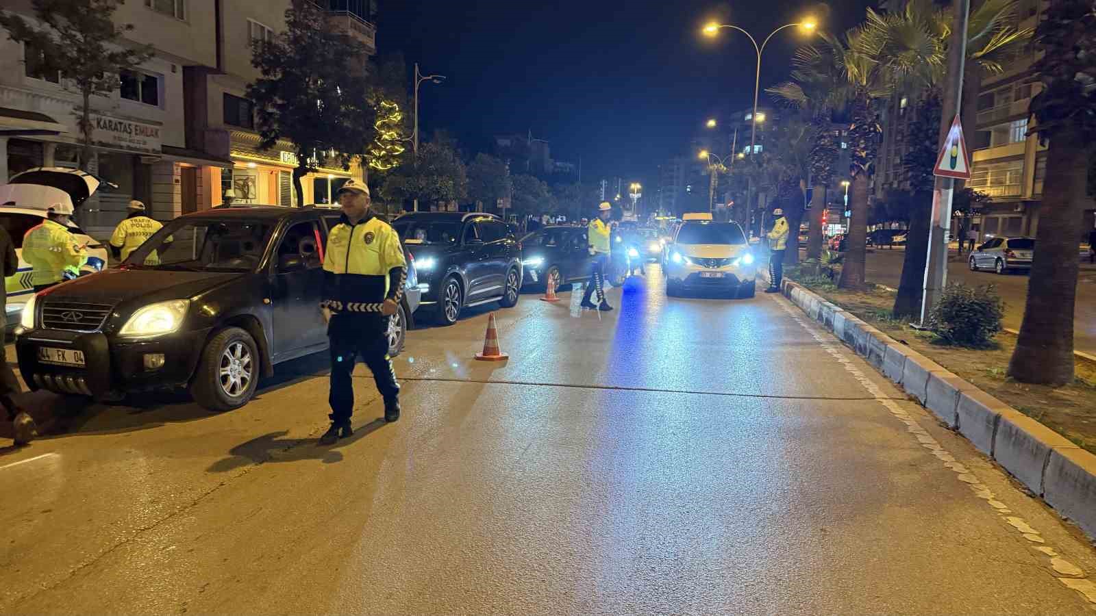 Yasal sınırın üstünde alkollü çıkan aday sürücünün ehliyeti iptal edildi, "Beni çekmeyin avukatım" diyerek kendini savundu
