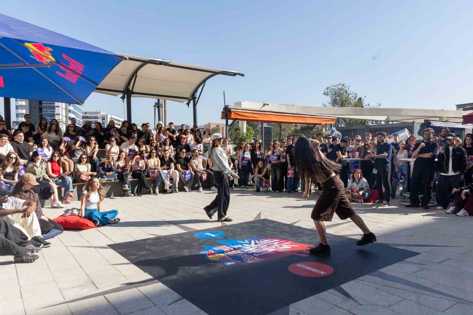 Yaşar kampüsünde bahar coşkusu
