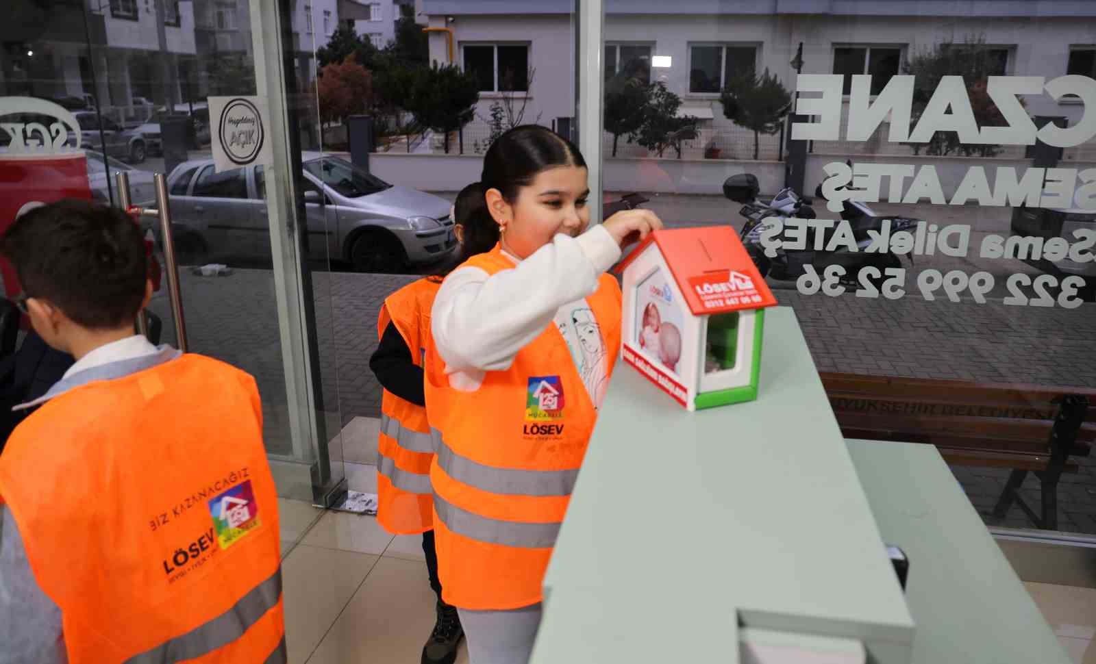 Yaşları küçük, yürekleri büyük
