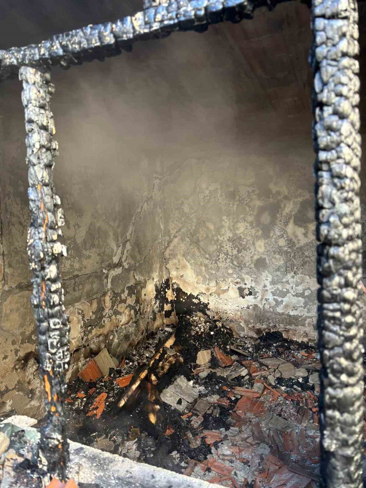 Yaşlı adam evinde elektrikli sobadan çıkan yangında hayatını kaybetti
