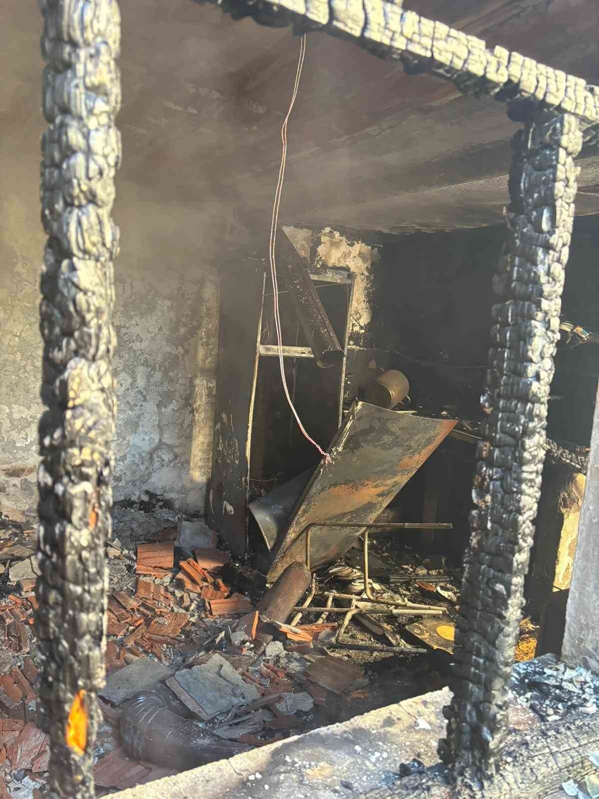 Yaşlı adam evinde elektrikli sobadan çıkan yangında hayatını kaybetti
