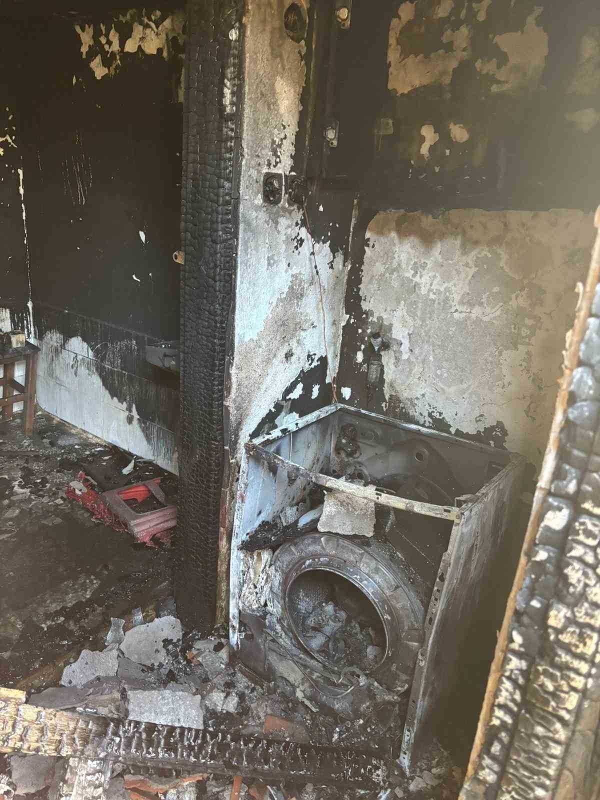 Yaşlı adam evinde elektrikli sobadan çıkan yangında hayatını kaybetti
