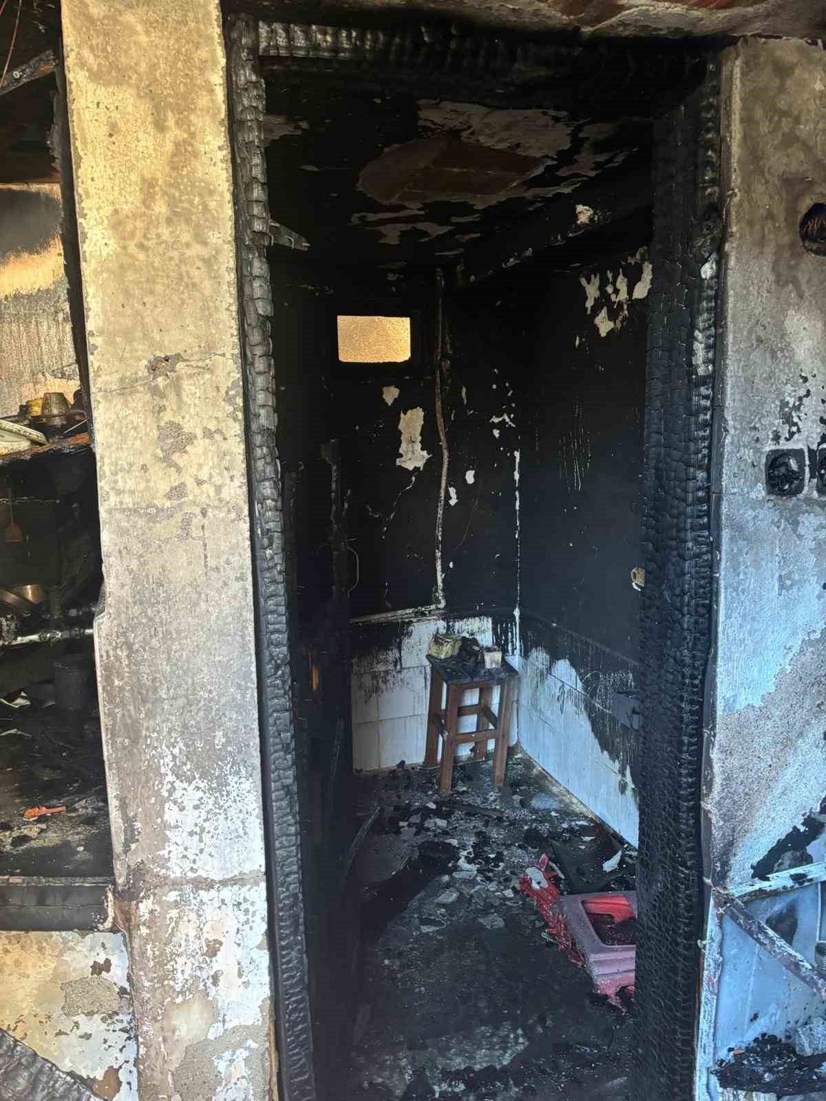 Yaşlı adam evinde elektrikli sobadan çıkan yangında hayatını kaybetti
