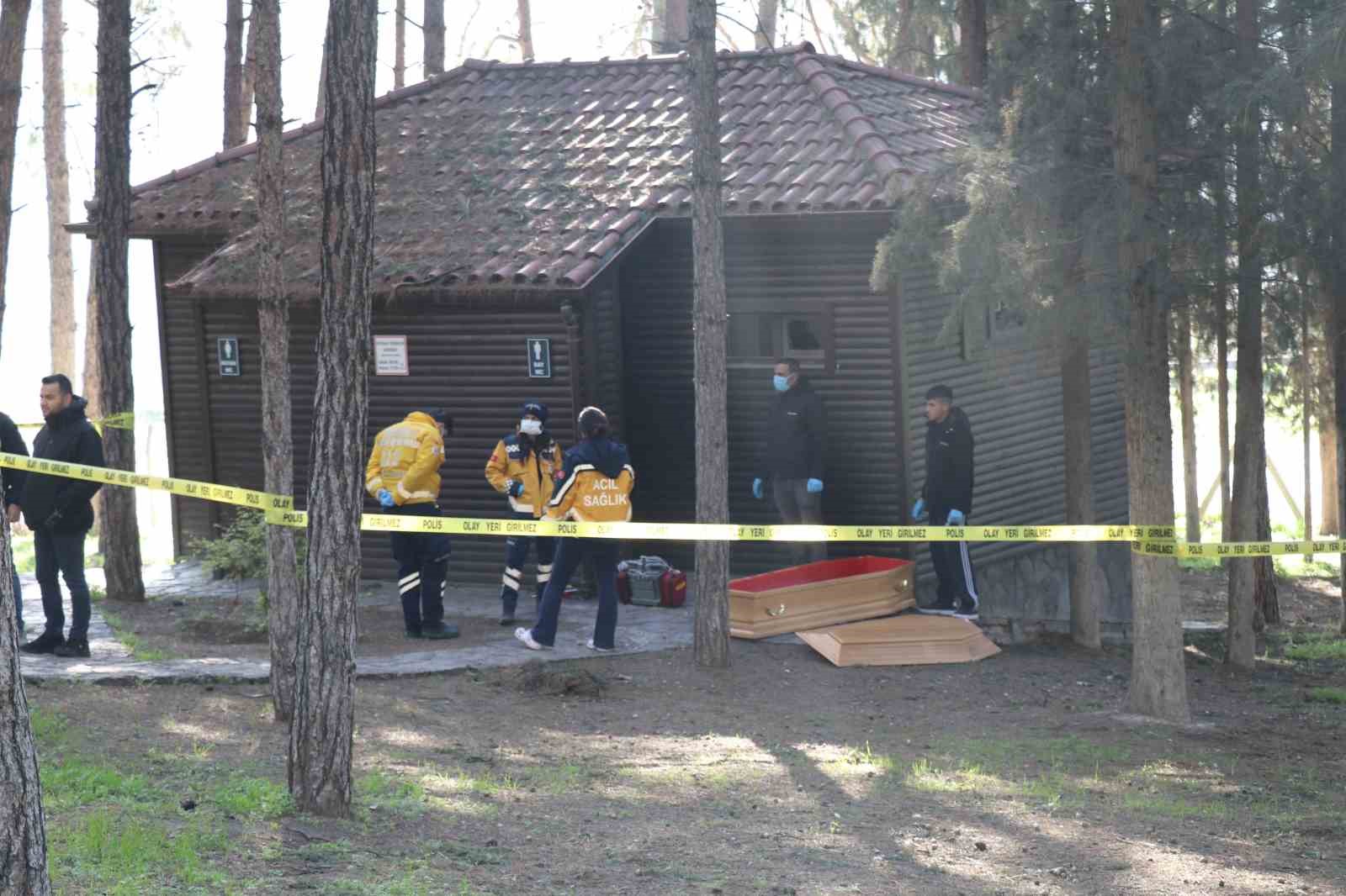 Yaşlı adam parkın lavabosunda ölü olarak bulundu
