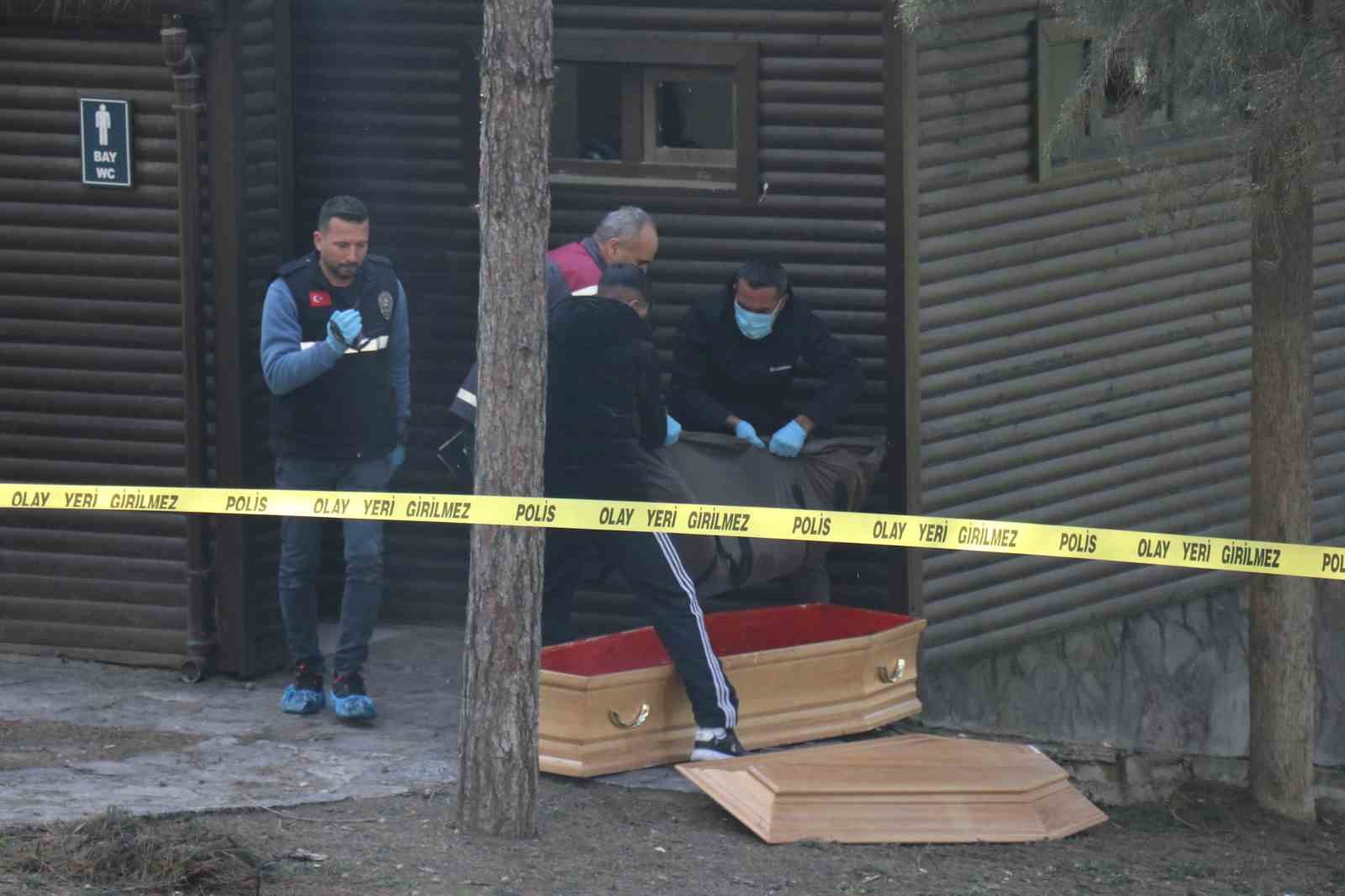 Yaşlı adam parkın lavabosunda ölü olarak bulundu
