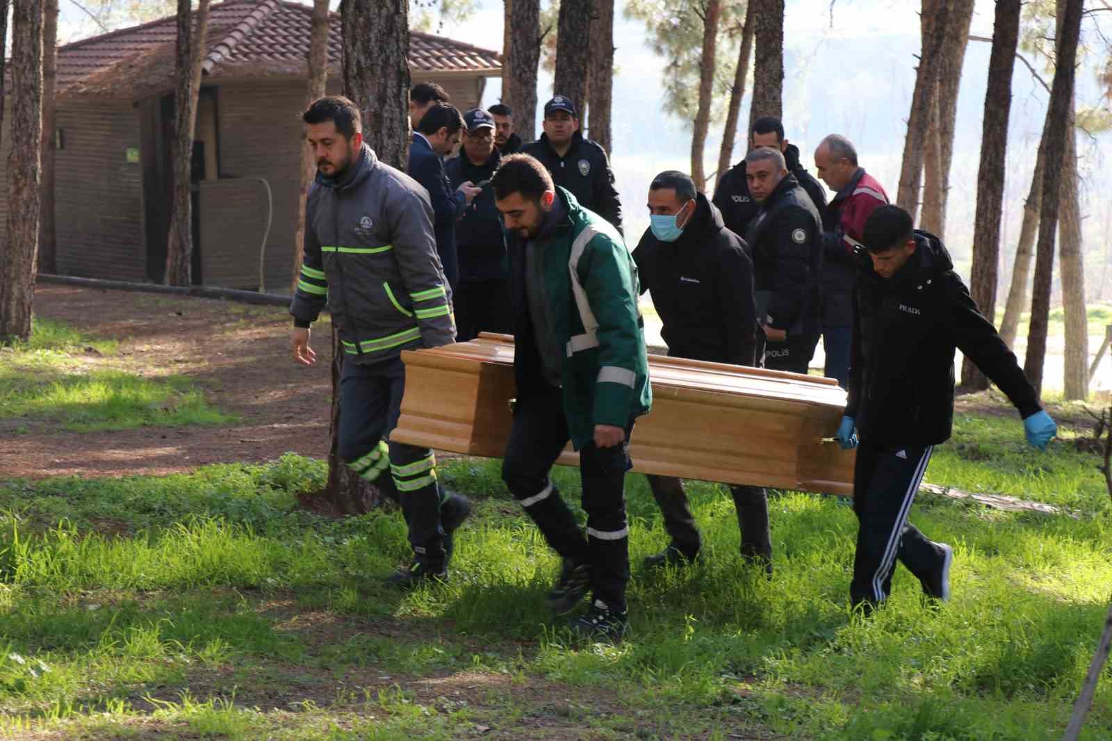 Yaşlı adam parkın lavabosunda ölü olarak bulundu
