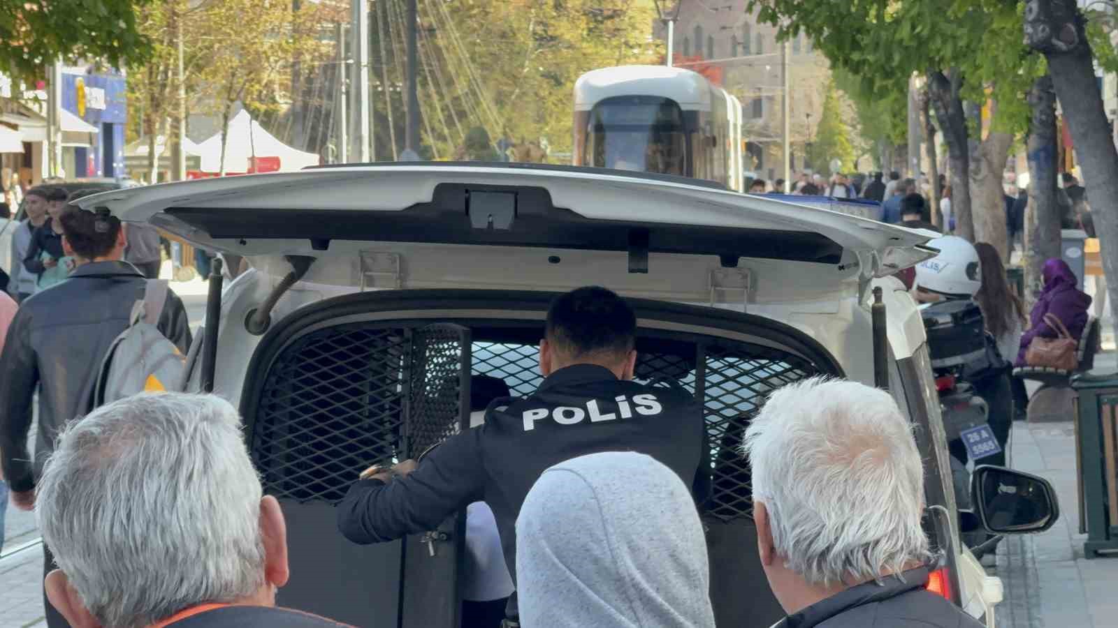 Yaşlı adama yumruk atan çocuk tutuklandı
