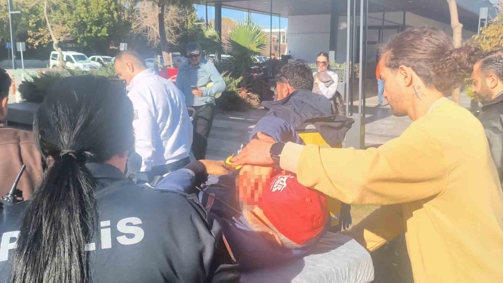 Yaşlı adamı "Neden selam almıyorsun" diyerek bacağından bıçakladılar
