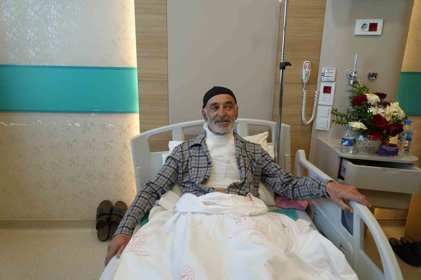 Yaşlı adamın ’tamir’ inadı kötü bitti: Borudan fışkıran suyla hastanelik oldu
