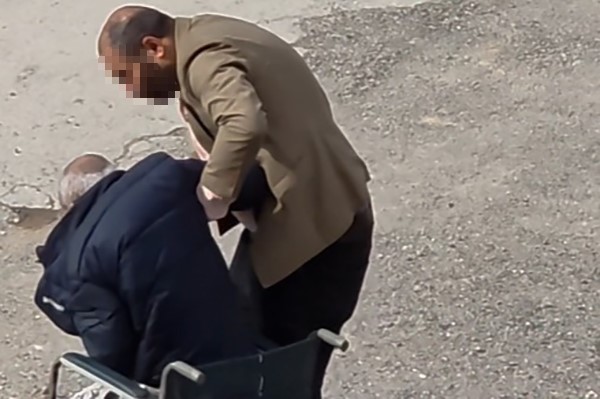 Yaşlı babasına sert çıkan şahıs, yanlış anlaşılınca darp edildi

