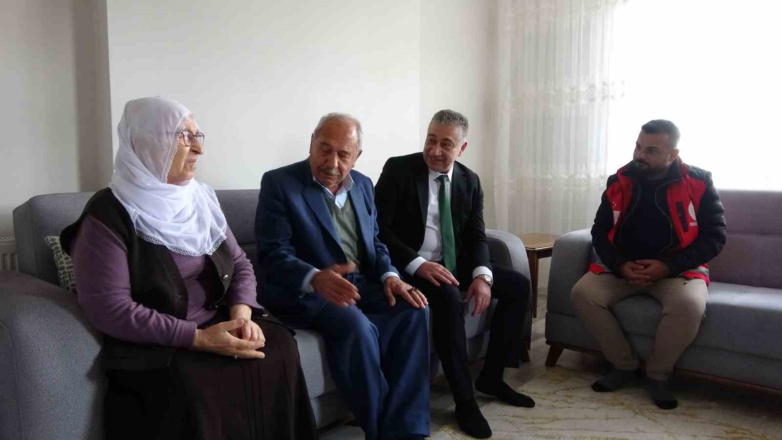 Yaşlı çift, çocukların getirdiği pasta ile Yaşlılar Haftası’nı kutladı
