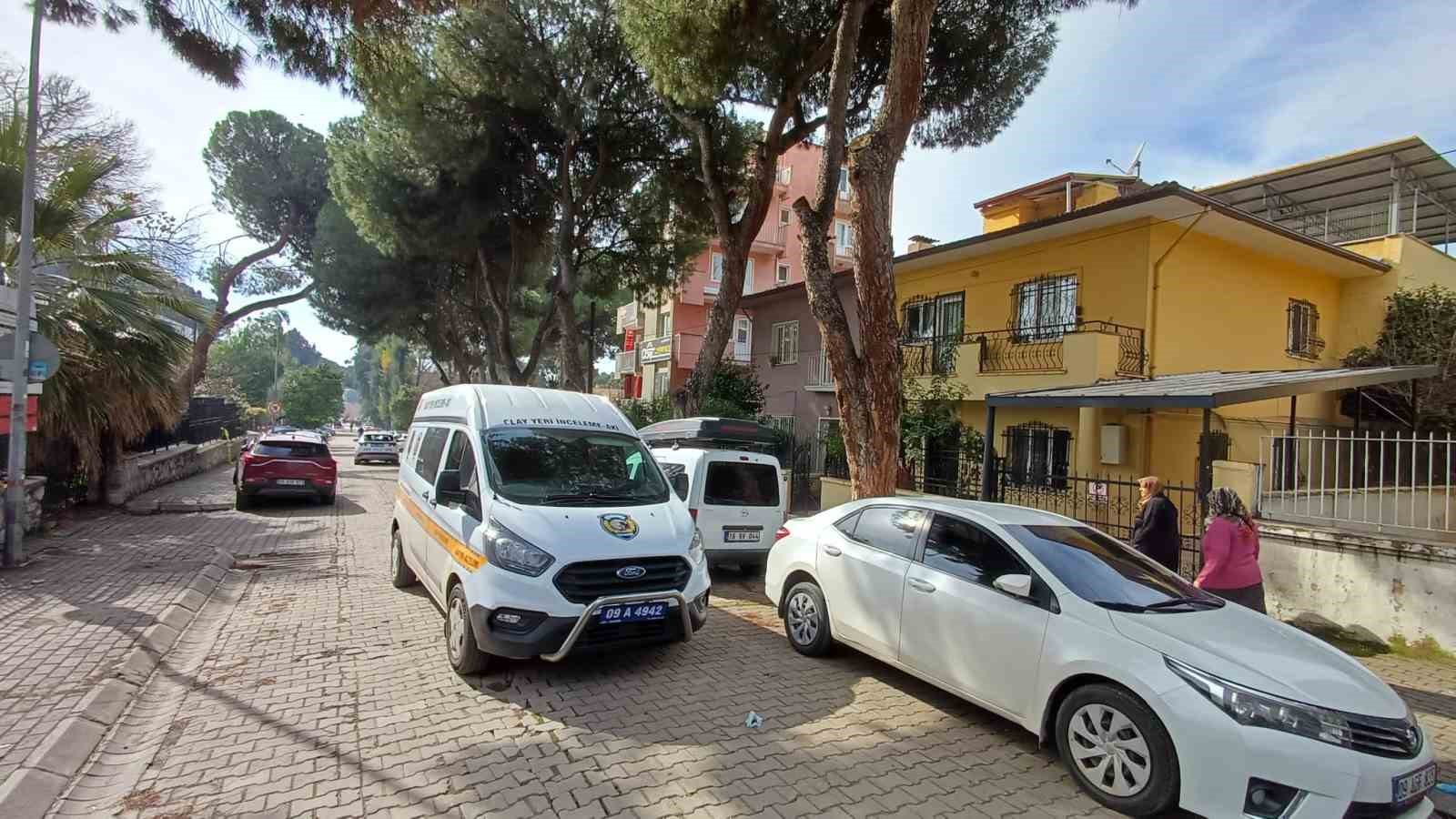 Yaşlı çift evinde bıçaklanarak öldürülmüştü: "Evde boş altın keseleri bulundu"
Yaşlı çift evinde bıçaklanarak öldürülmüştü: "Evde boş altın keseleri bulundu"