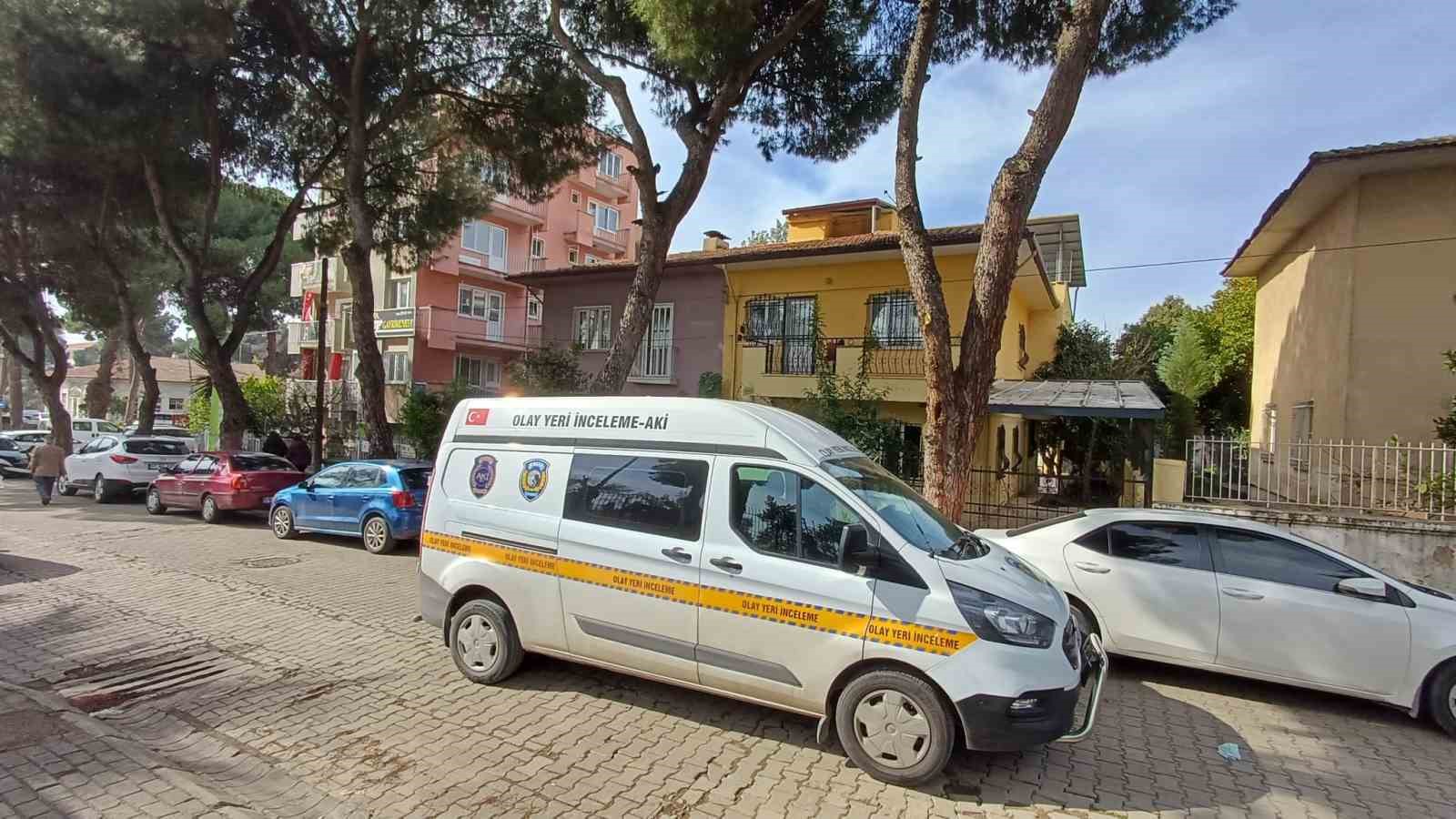 Yaşlı çift evinde bıçaklanarak öldürülmüştü: "Evde boş altın keseleri bulundu"
Yaşlı çift evinde bıçaklanarak öldürülmüştü: "Evde boş altın keseleri bulundu"