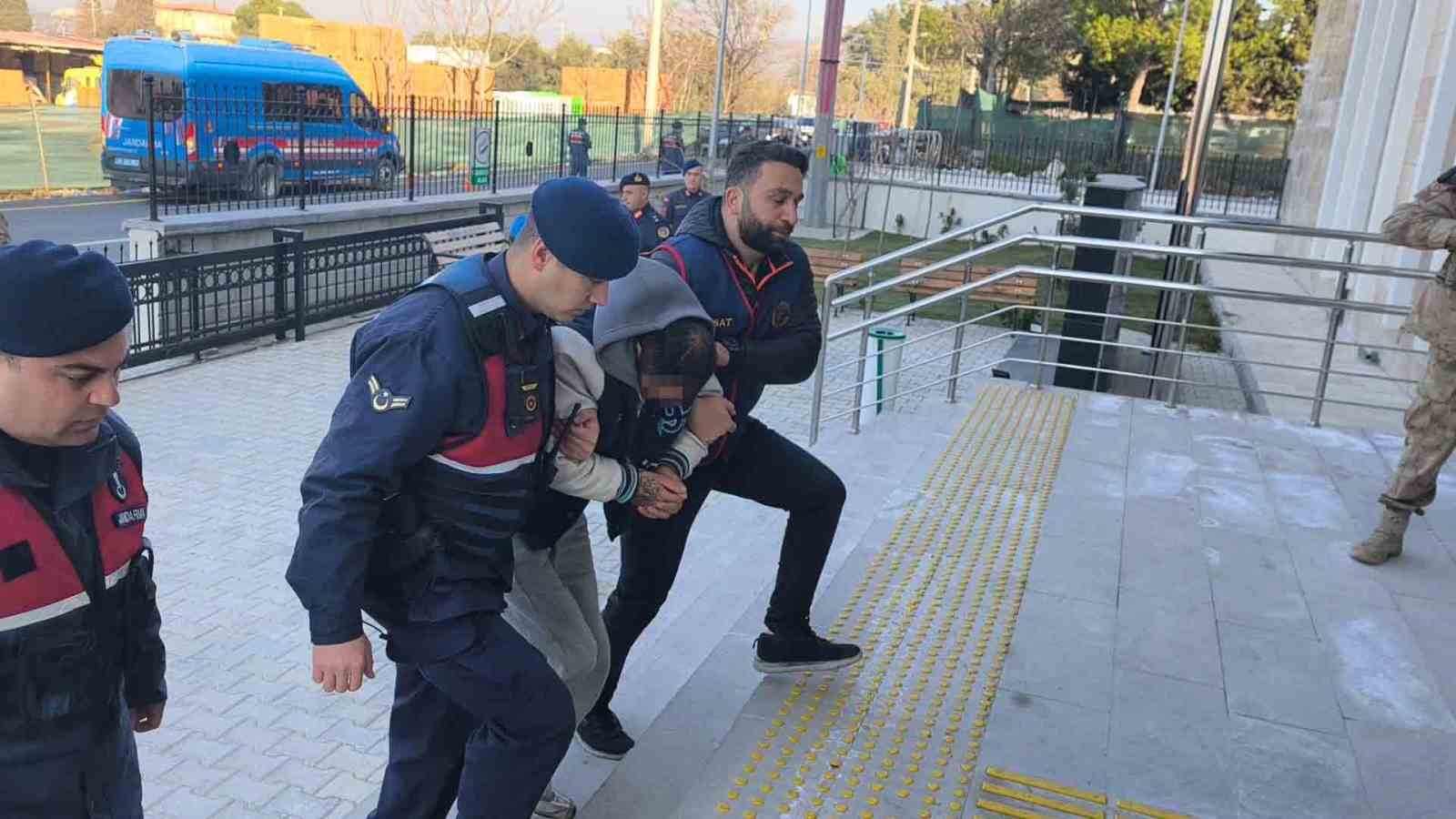 Yaşlı çiftin ölümüyle ilgili 4 kişi tutuklandı
Yaşlı çiftin ölümüyle ilgili 4 kişi tutuklandı