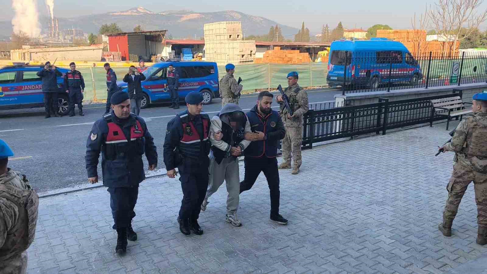 Yaşlı çiftin ölümüyle ilgili 4 kişi tutuklandı
Yaşlı çiftin ölümüyle ilgili 4 kişi tutuklandı