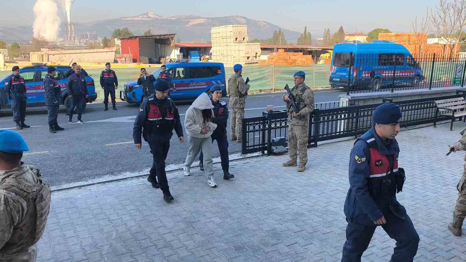 Yaşlı çiftin ölümüyle ilgili 4 kişi tutuklandı
Yaşlı çiftin ölümüyle ilgili 4 kişi tutuklandı