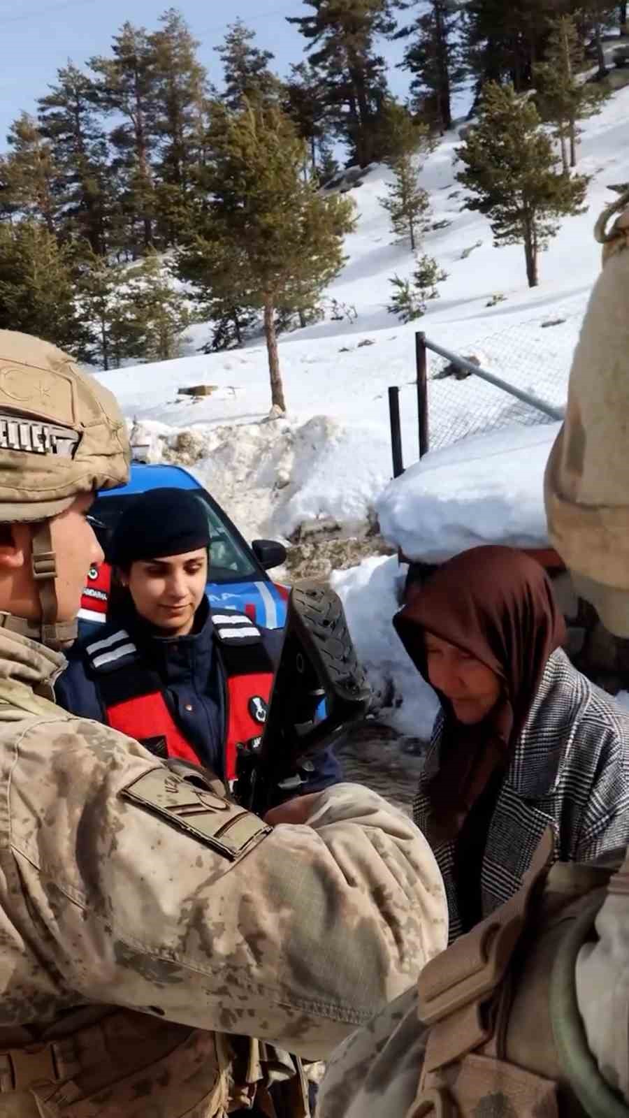 Yaşlı kadın elleriyle ördüğü çorapları iki yıldır Mehmetçiğe gönderiyor
