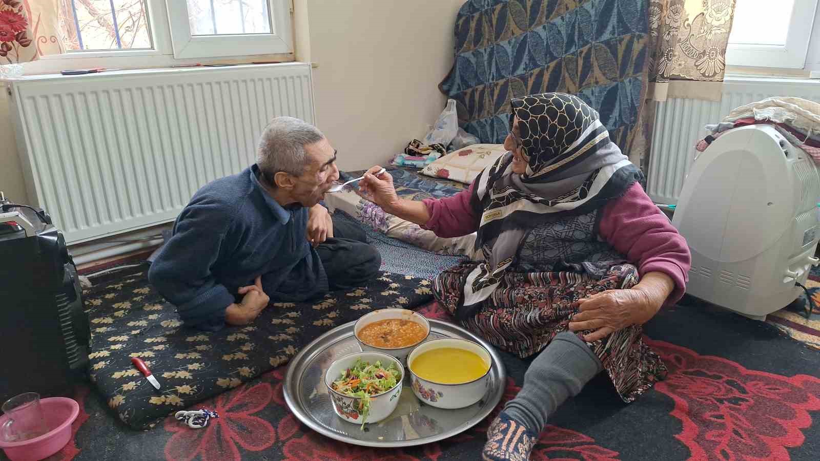 Yaşlı kadın engelli oğluna 61 yıldır ‘bebek’ gibi bakıyor: Azmiyle örnek oluyor
