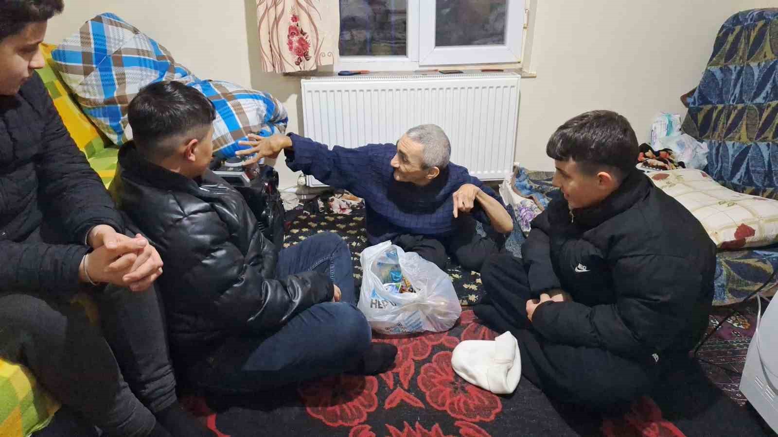 Yaşlı kadın engelli oğluna 61 yıldır ‘bebek’ gibi bakıyor: Azmiyle örnek oluyor
