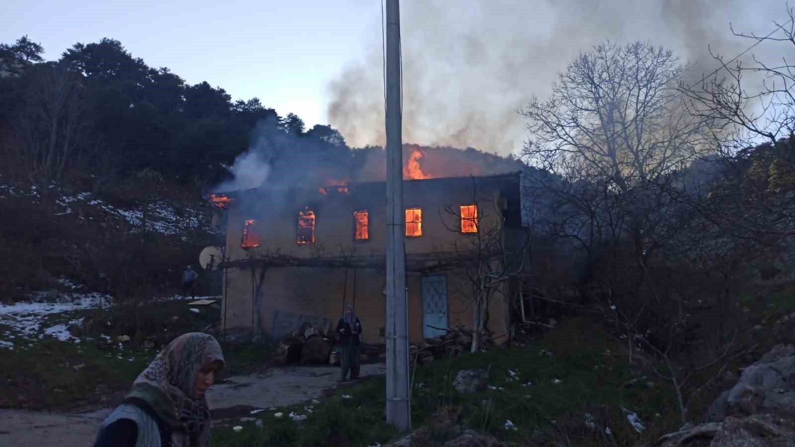 Yaşlı kadın evinde çıkan yangında hayatını kaybetti
