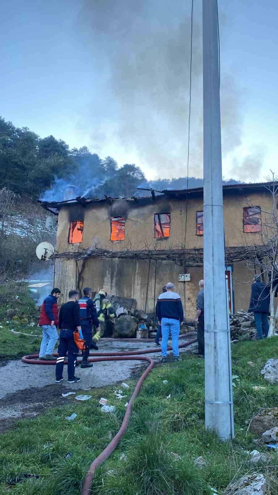 Yaşlı kadın evinde çıkan yangında hayatını kaybetti
