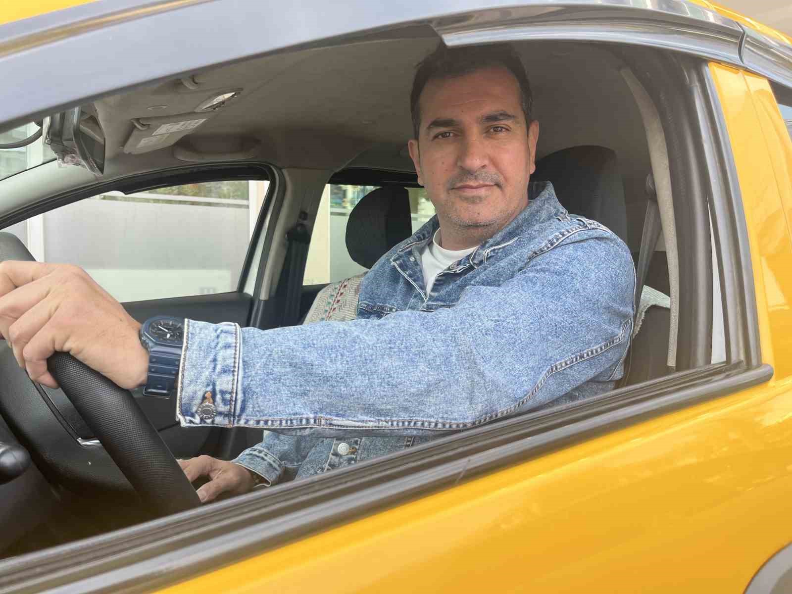 Yaşlı kadın evinin yolunu kaybetti, yardımsever taksici ailesine kavuşturdu
