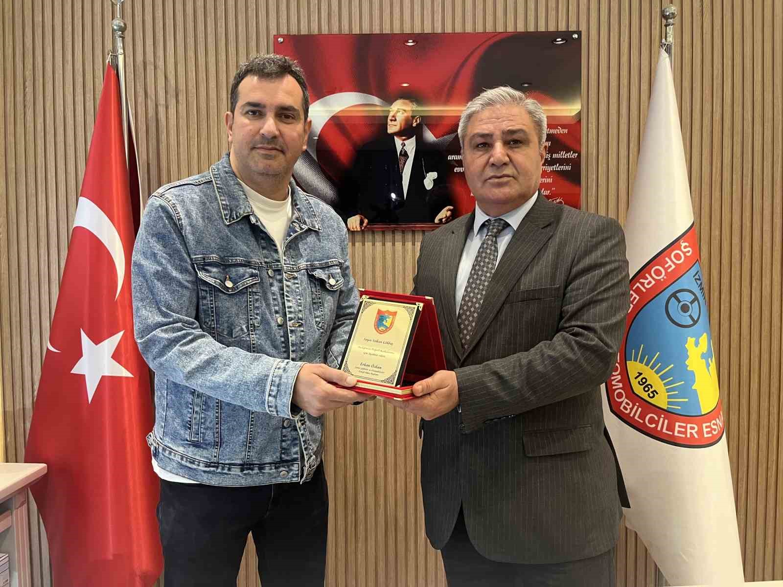 Yaşlı kadın evinin yolunu kaybetti, yardımsever taksici ailesine kavuşturdu
