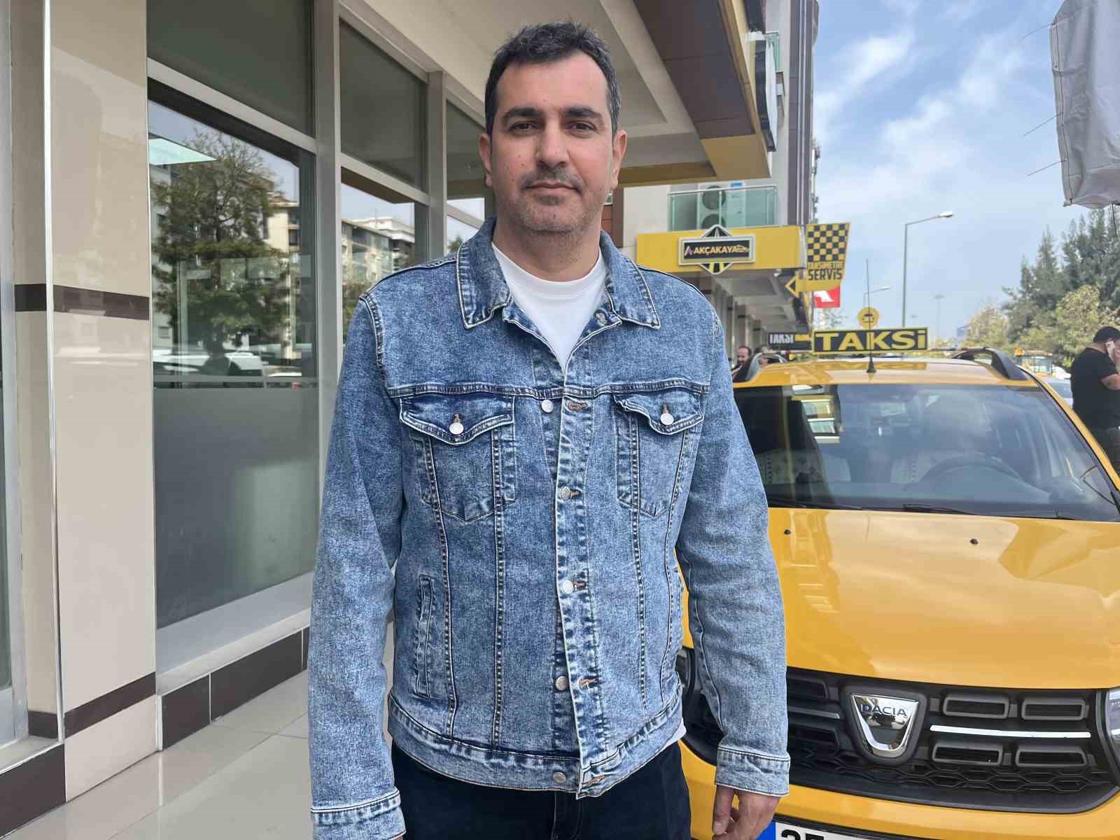 Yaşlı kadın evinin yolunu kaybetti, yardımsever taksici ailesine kavuşturdu
