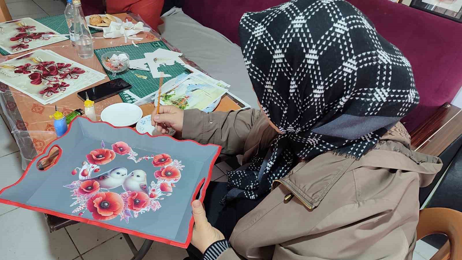 Yaşlı kadın kurslarda üreterek huzur buldu
