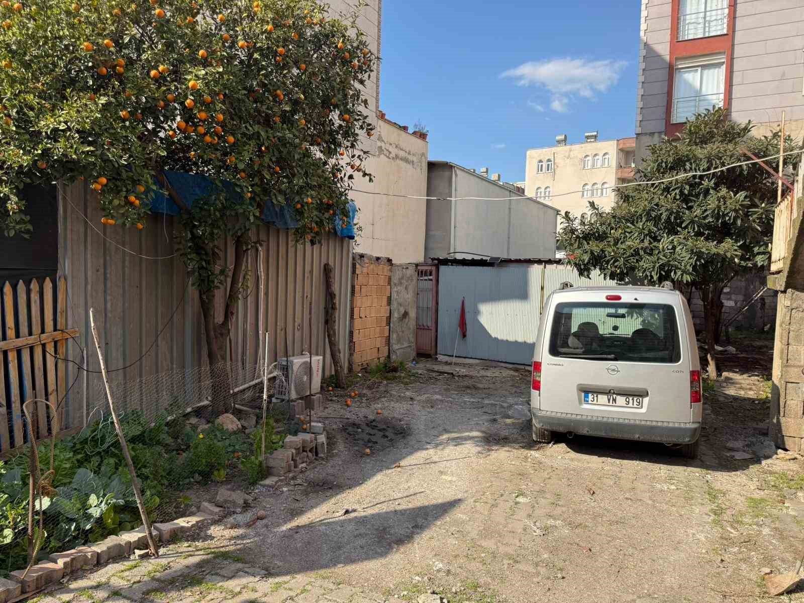 Yaşlı kadını altınları için darp edip, ağır yaraladılar
