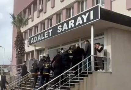 Yaşlı kadını dolandırmak isteyen sahte başkomiser ve sahte savcı gerçek polislere yakalandı
