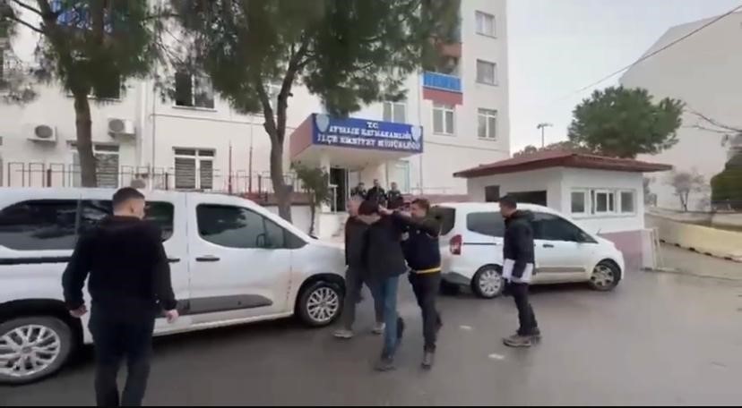 Yaşlı kadını dolandırmak isteyen sahte başkomiser ve sahte savcı gerçek polislere yakalandı
