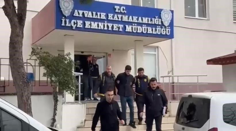 Yaşlı kadını dolandırmak isteyen sahte başkomiser ve sahte savcı gerçek polislere yakalandı

