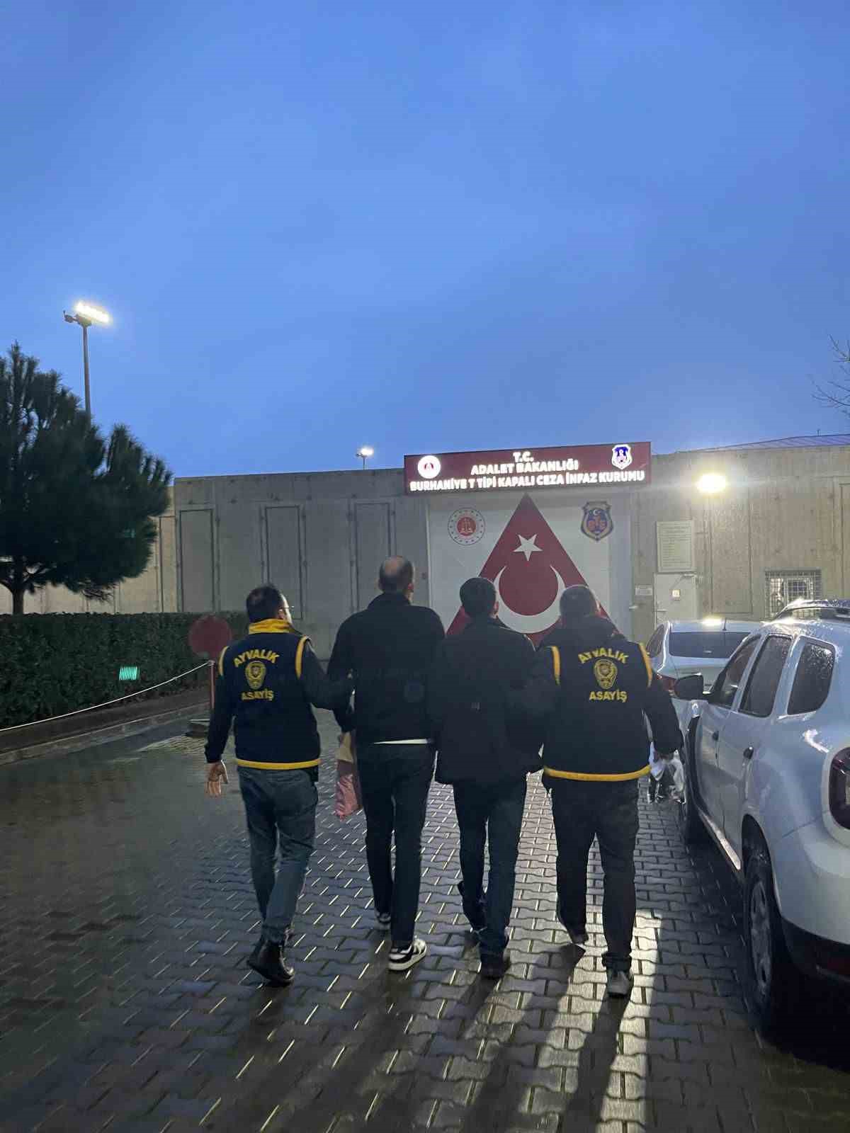 Yaşlı kadını dolandırmak isteyen sahte başkomiser ve sahte savcı gerçek polislere yakalandı
