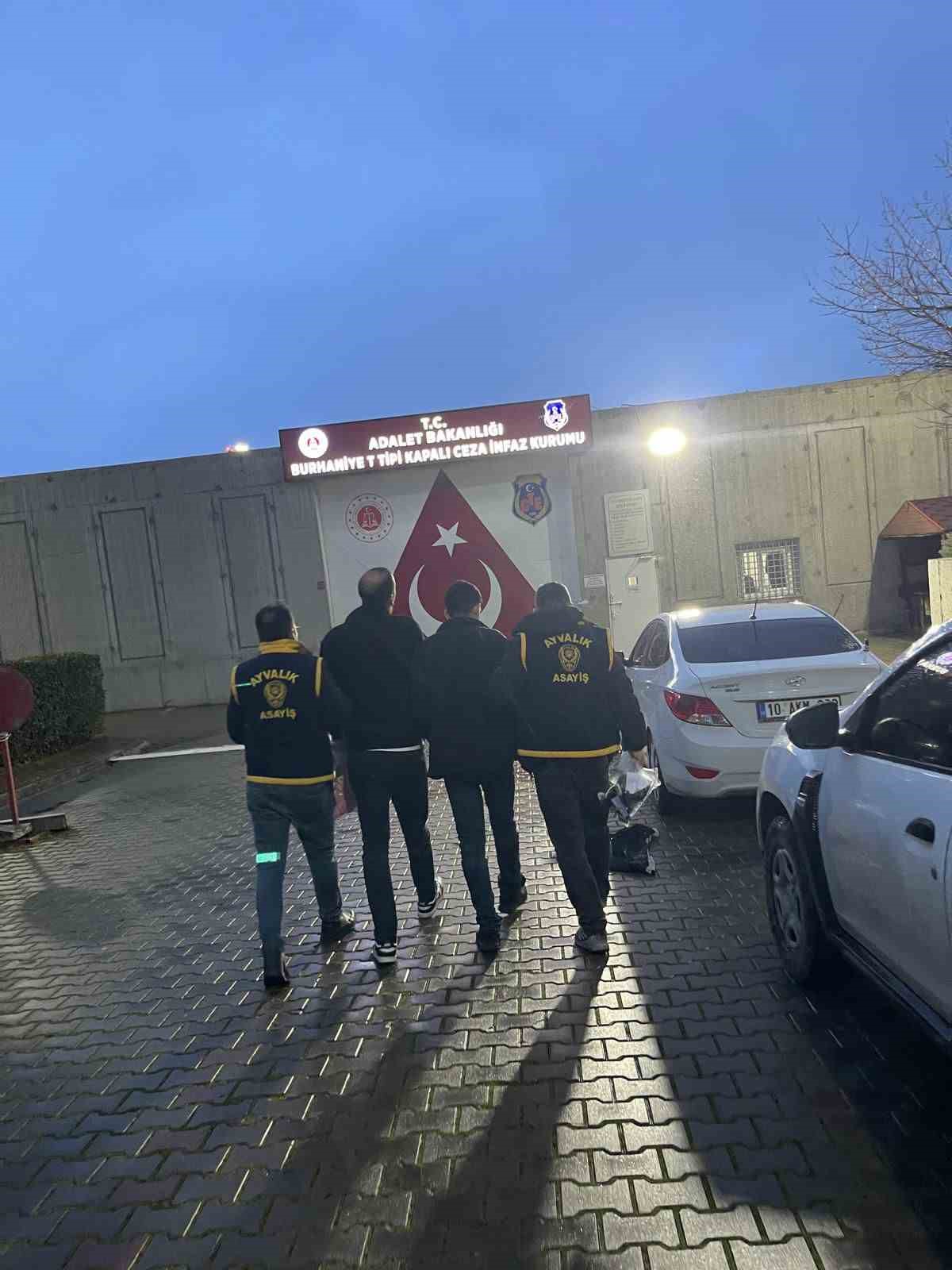 Yaşlı kadını dolandırmak isteyen sahte başkomiser ve sahte savcı gerçek polislere yakalandı
