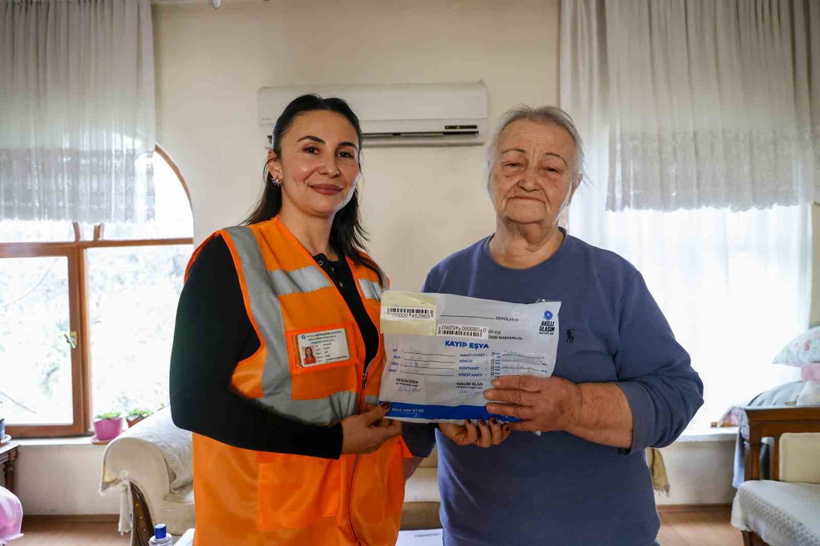 Yaşlı kadının bindiği otobüste unuttuğu cüzdan evine kadar getirilip teslim edildi
