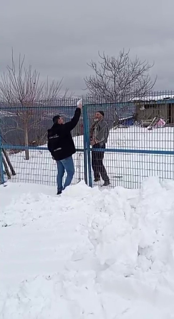 Yaşlı kadının ilaçları, yolu karla kaplanan mezraya kepçeyle ulaştırıldı
