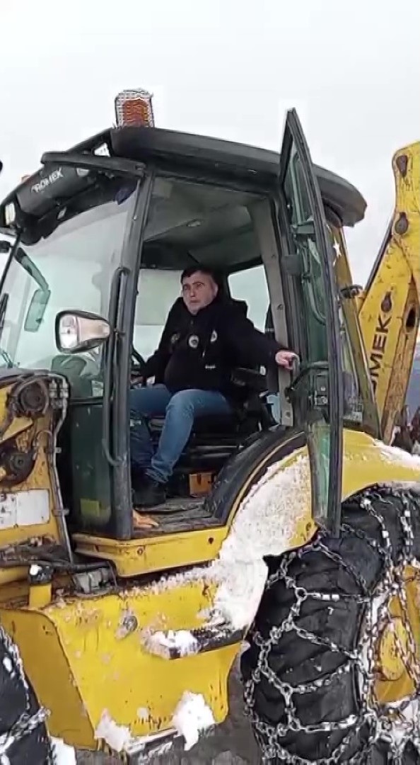 Yaşlı kadının ilaçları, yolu karla kaplanan mezraya kepçeyle ulaştırıldı
