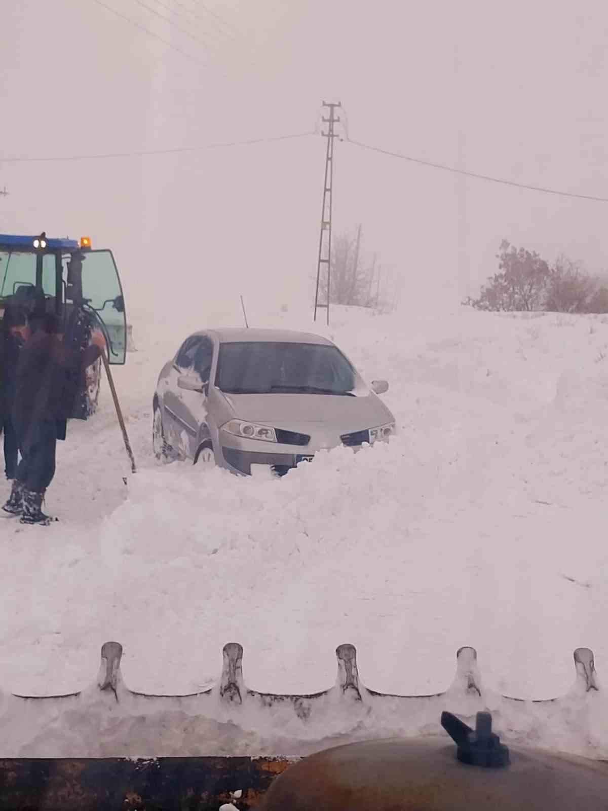 Yaşlı kadının ilaçları, yolu karla kaplanan mezraya kepçeyle ulaştırıldı

