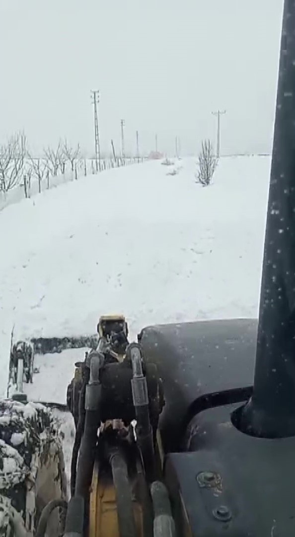 Yaşlı kadının ilaçları, yolu karla kaplanan mezraya kepçeyle ulaştırıldı
